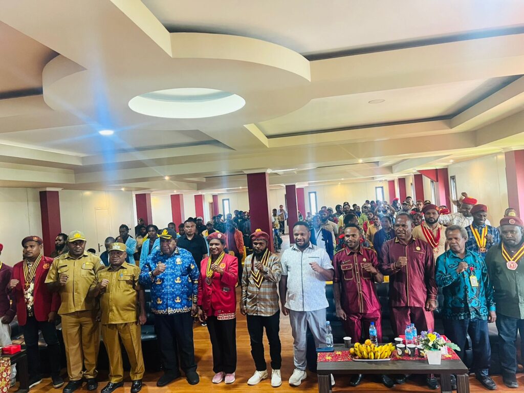 Foto Bersama, Sekda Papua Peg, Wabup, DPD RI, Ketua PP PMKRI