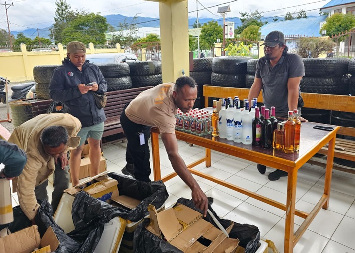 Polres Jayawijaya Gagalkan Pengiriman 328 Botol Miras Berlabel ke Wamena, Lindungi Keamanan dan Masyarakat OAP