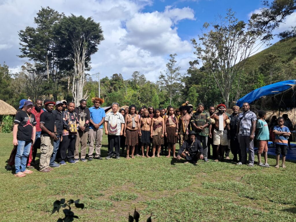 Foto Bersama, Peserta Kegiatan Beserta Pemateri dan Tamu pada salah satu sesi penyampaian materi oleh Dr. Agus Sumule (Dosen Unipa), Benny Mawel (Wakil Ketua II MRP), Sepi Wanimbo (Ketua Literasi Papua Pegunungan), Yogonima, Jayawijaya.